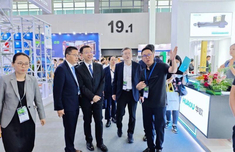 金石報道｜金石機器人在LET2024廣州物流展上火爆全場：總工程師劉金石先生接受央視、中國網、中國工業報等衆多權威媒體采訪！